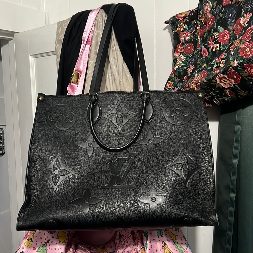 Black Tote - corners have wear and inside needs cleaned out some GM